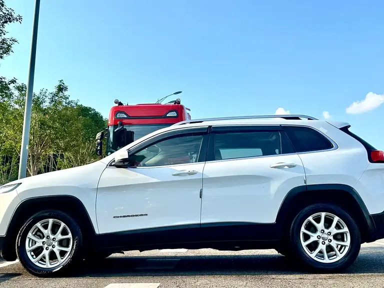 Jeep Cherokee 2.4 L Leading