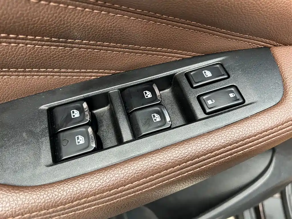 Dongfeng Fengshen AX7 Classic 1.6 T Auto Elite
