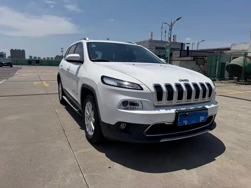 Cherokee 2.4 L Leading