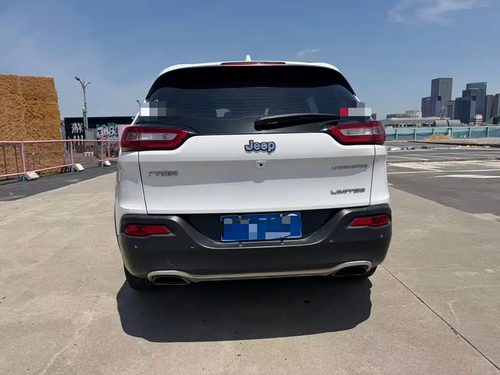 Cherokee 2.4 L Leading