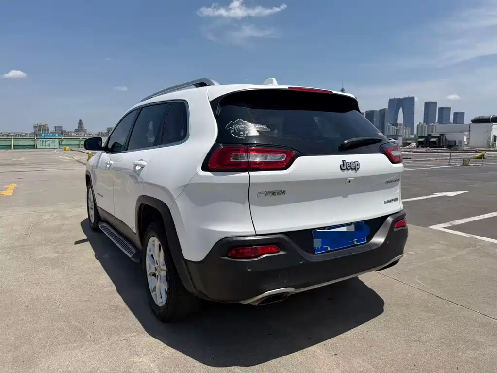 Cherokee 2.4 L Leading