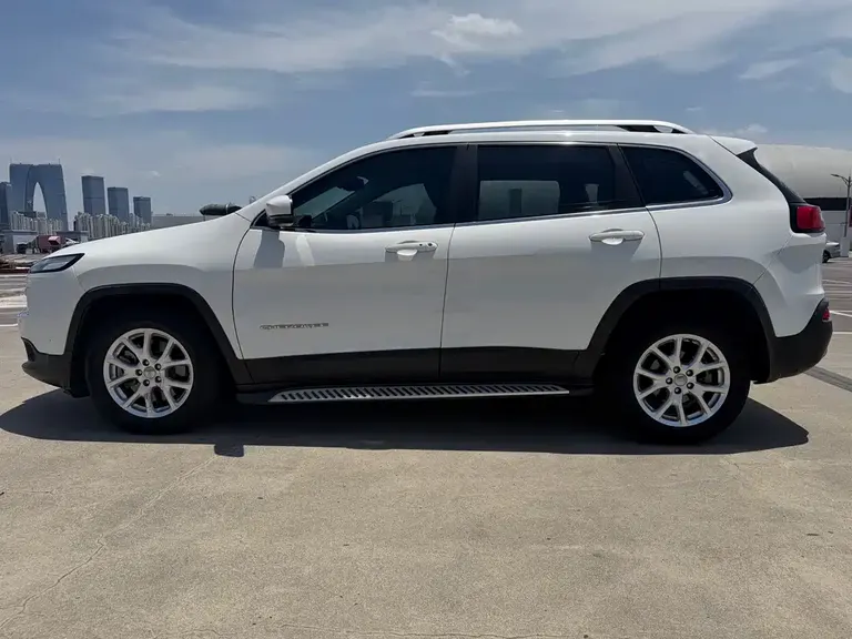 Jeep Cherokee 2.4 L Leading