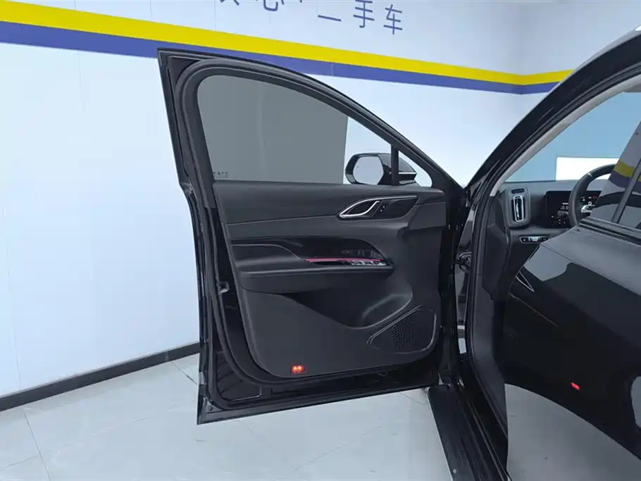 Hongqi HS3 PHEV 115 km Power Action