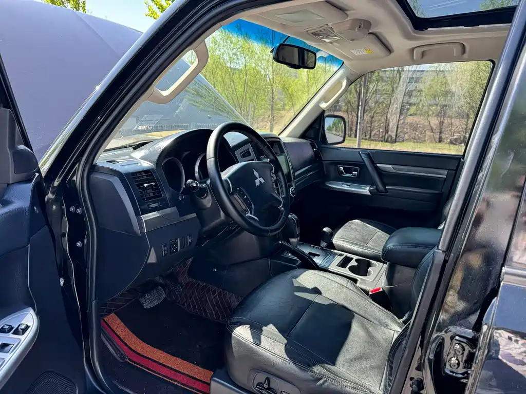 Pajero (Import) 3.0 L Auto Distinguished CN-V
