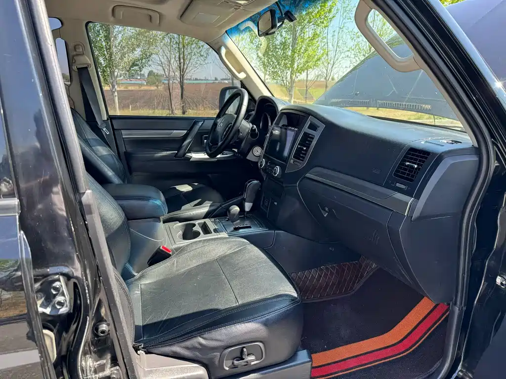 Pajero (Import) 3.0 L Auto Distinguished CN-V