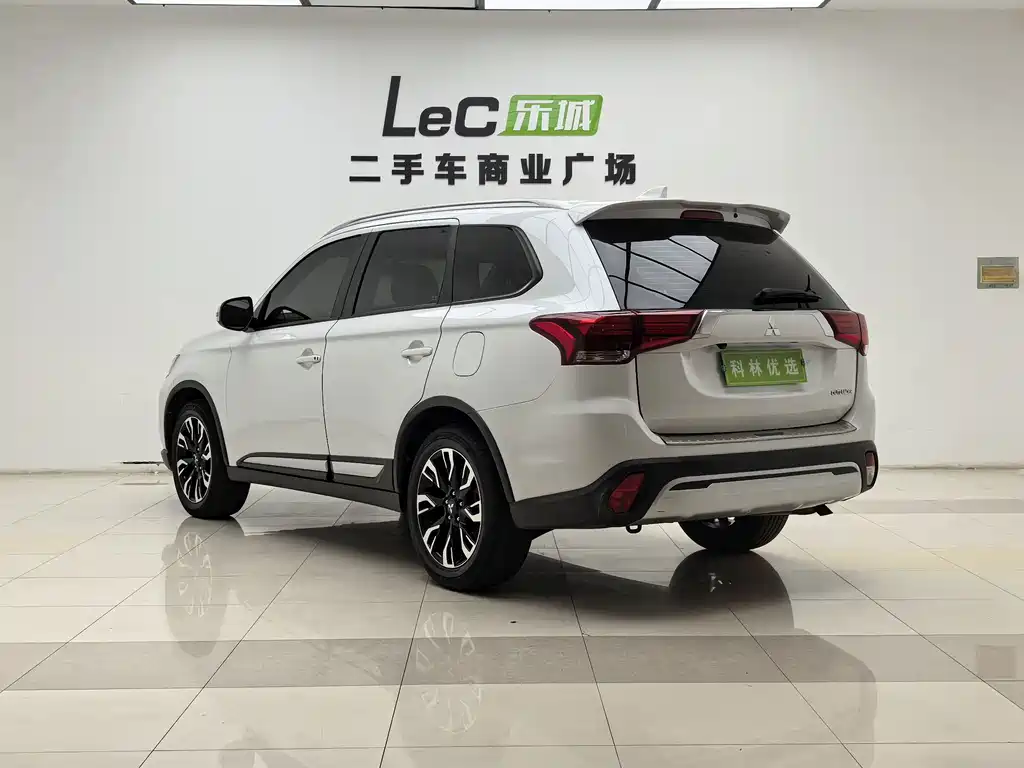 Outlander 2.0 L 2 WD Smooth Enjoyment 5-seat