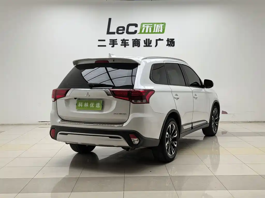 Outlander 2.0 L 2 WD Smooth Enjoyment 5-seat