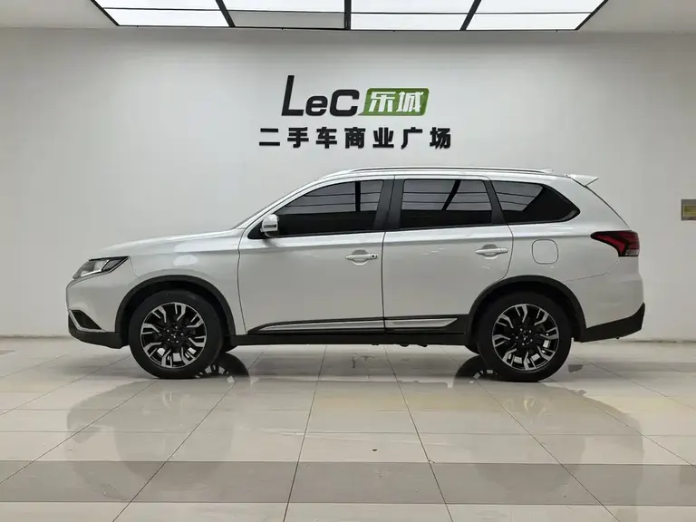 Mitsubishi Outlander 2.0 L 2 WD Smooth Enjoyment 5-seat