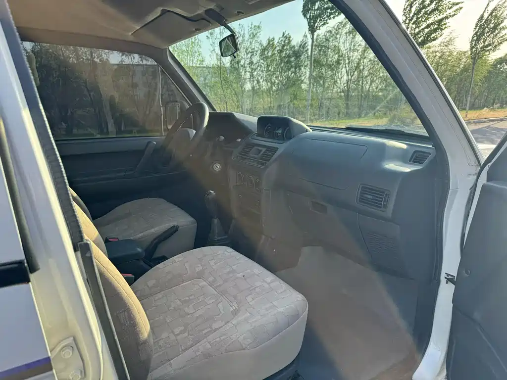Leopaard 6481 2.2 L Manual 4 WD