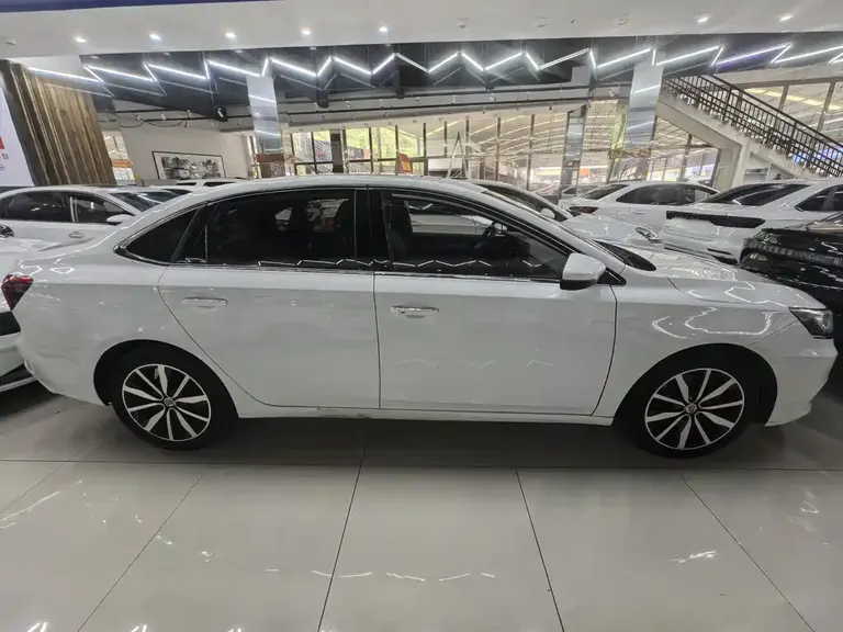 Roewe i6 Classic 20 T Auto Internet Smart Enjoyment