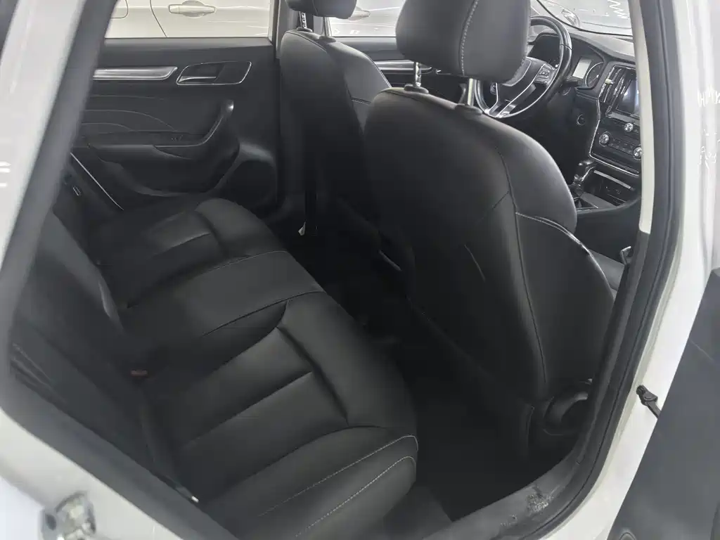 Roewe i6 Classic 20 T Auto Internet Smart Enjoyment