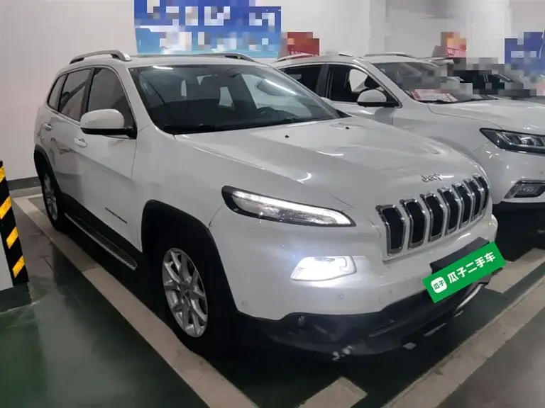Jeep Cherokee 2.4 L Leading