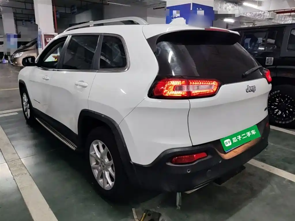 Cherokee 2.4 L Leading
