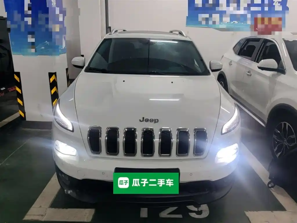 Cherokee 2.4 L Leading
