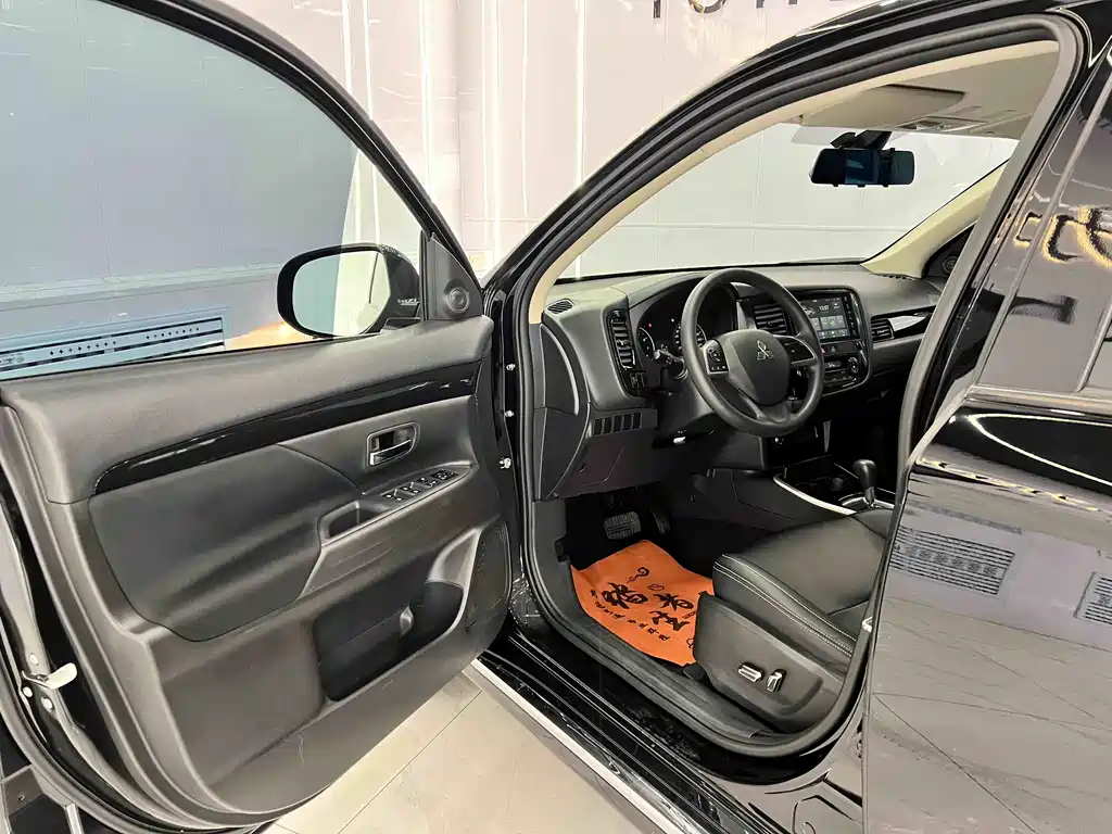 Outlander 2.0 L 2 WD Smooth Travel 5-seat