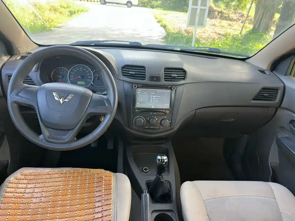 Wuling Hongguang 1.2 L Standard CN-IV