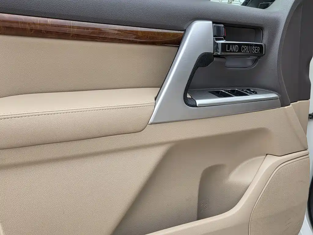 Land Cruiser (Import) 4.0 L V6 Middle East Limited