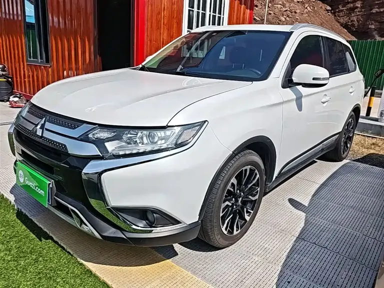 Mitsubishi Outlander 2.0 L 2 WD Smooth Enjoyment 5-seat CN-V