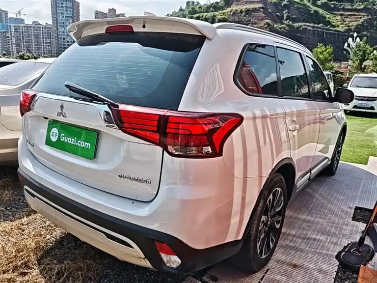 Mitsubishi Outlander 2.0 L 2 WD Smooth Enjoyment 5-seat CN-V