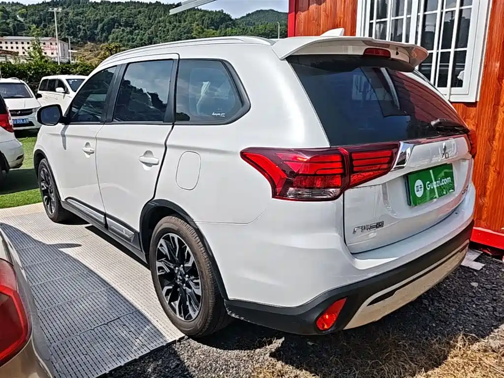 Outlander 2.0 L 2 WD Smooth Enjoyment 5-seat CN-V
