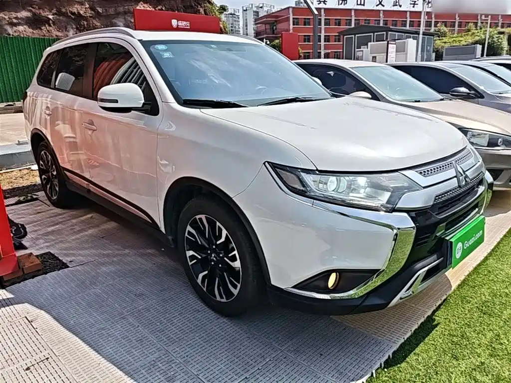 Outlander 2.0 L 2 WD Smooth Enjoyment 5-seat CN-V