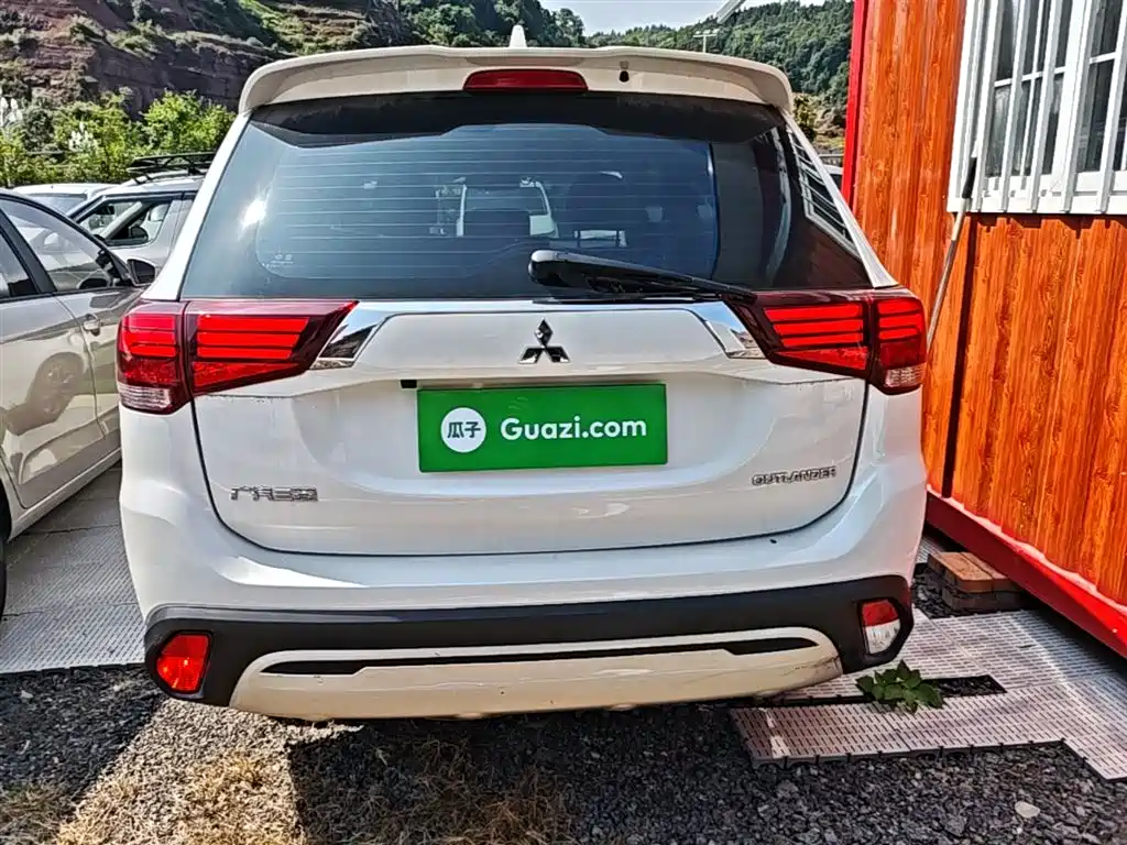 Outlander 2.0 L 2 WD Smooth Enjoyment 5-seat CN-V