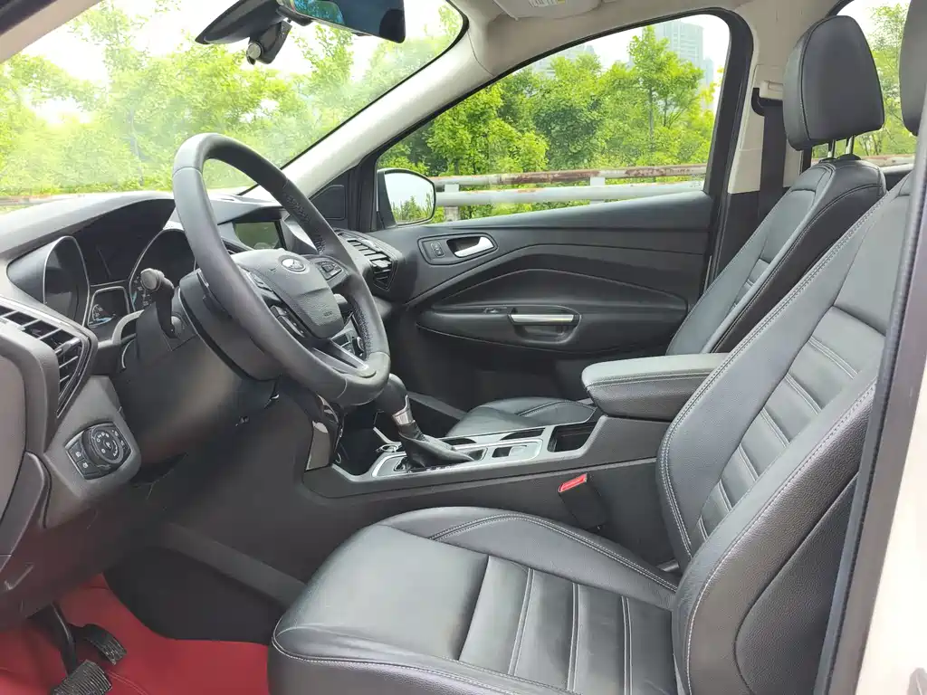 Kuga EcoBoost 180 2 WD Grand Wing