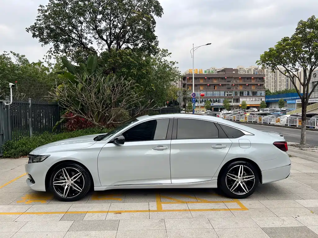Accord Sharp· Hybrid 2.0 L Phantom Night · Sharp Smart