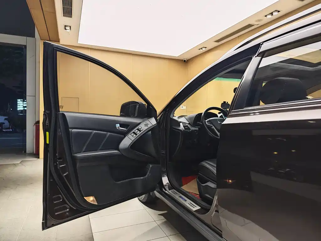 URX 6 SUV 1.8 T Smart Supreme