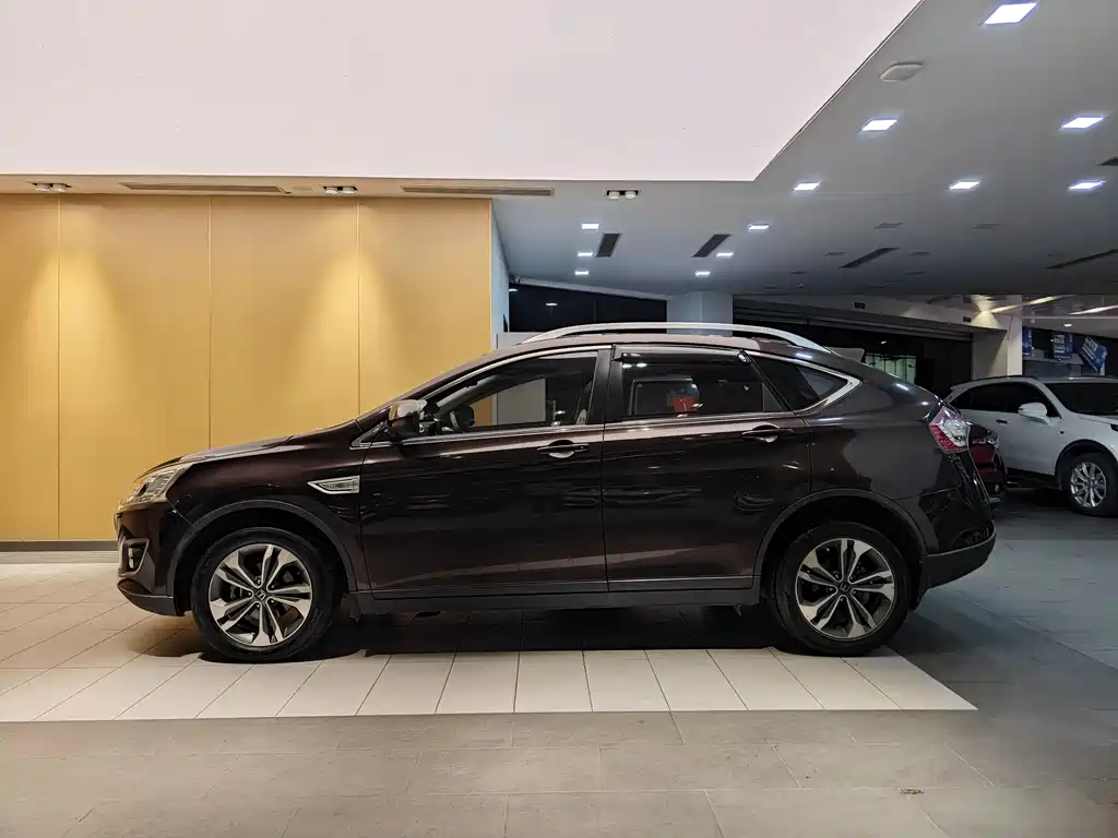 URX 6 SUV 1.8 T Smart Supreme