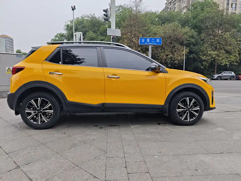Stonic 1.4 L CVT Fun Enjoyment Sunroof