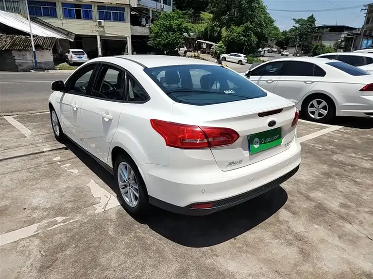 Ford Focus Sedan EcoBoost 125 Manual Super Style