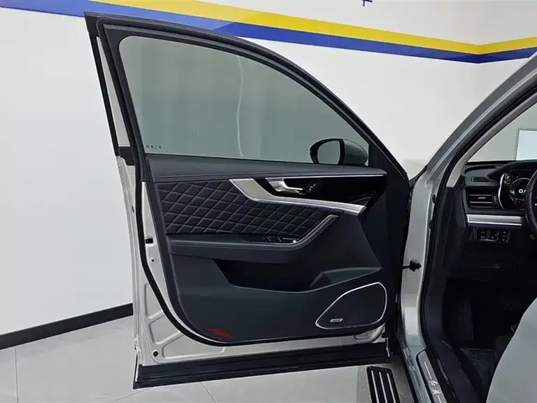 Hongqi HS5 2.0 T Connected Flagship Enjoyment 4 WD