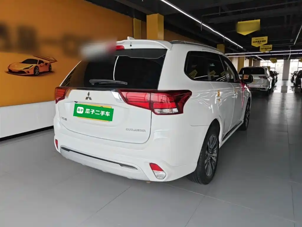 Outlander 2.0 L 2 WD Smooth Enjoyment 5-seat