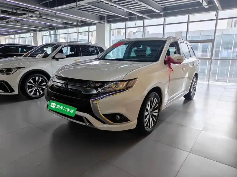 Mitsubishi Outlander 2.0 L 2 WD Smooth Enjoyment 5-seat