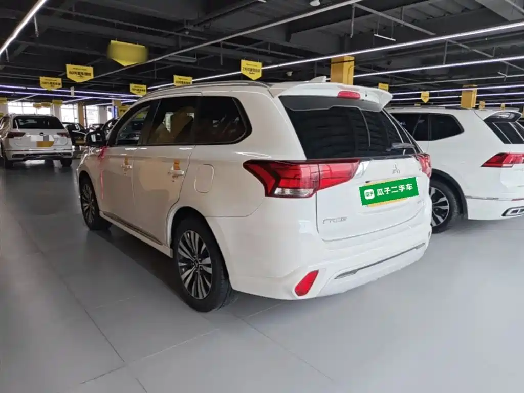 Outlander 2.0 L 2 WD Smooth Enjoyment 5-seat