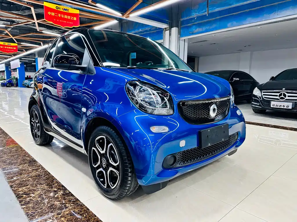 smart fortwo smart fortwo 2018款 0.9 T 66千瓦硬顶先锋版 国V
