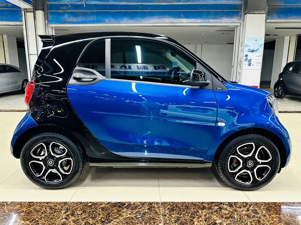 smart fortwo smart fortwo 2018款 0.9 T 66千瓦硬顶先锋版 国V