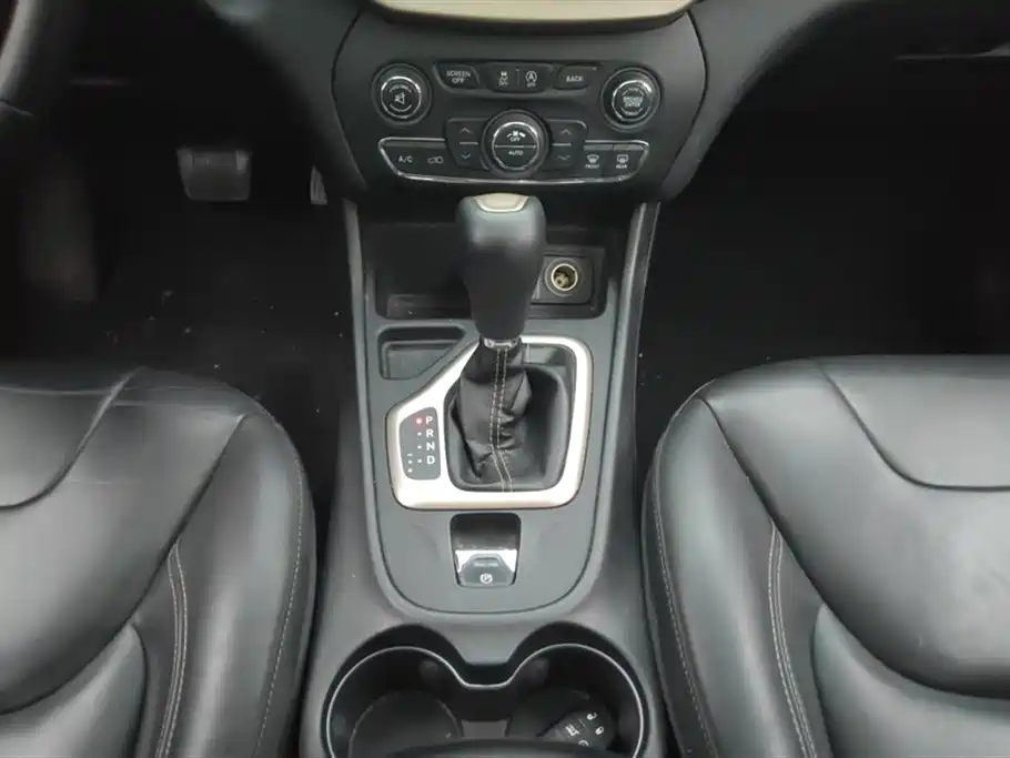 Cherokee 2.4 L Leading