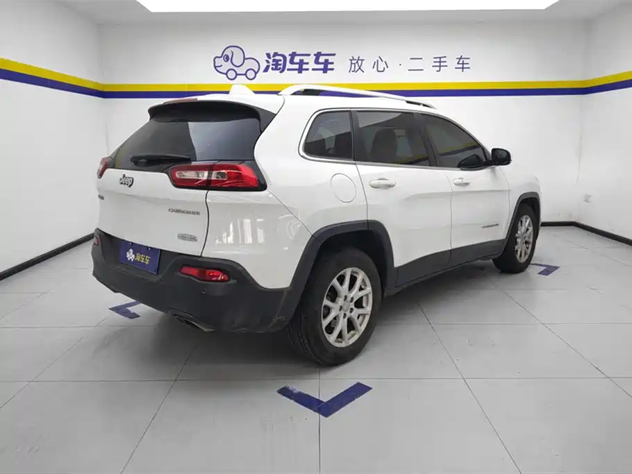 Cherokee 2.4 L Leading