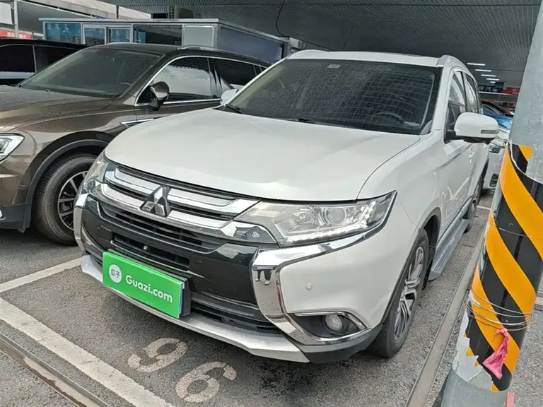 Mitsubishi Outlander 2.0 L 2 WD Excellence 7-seat
