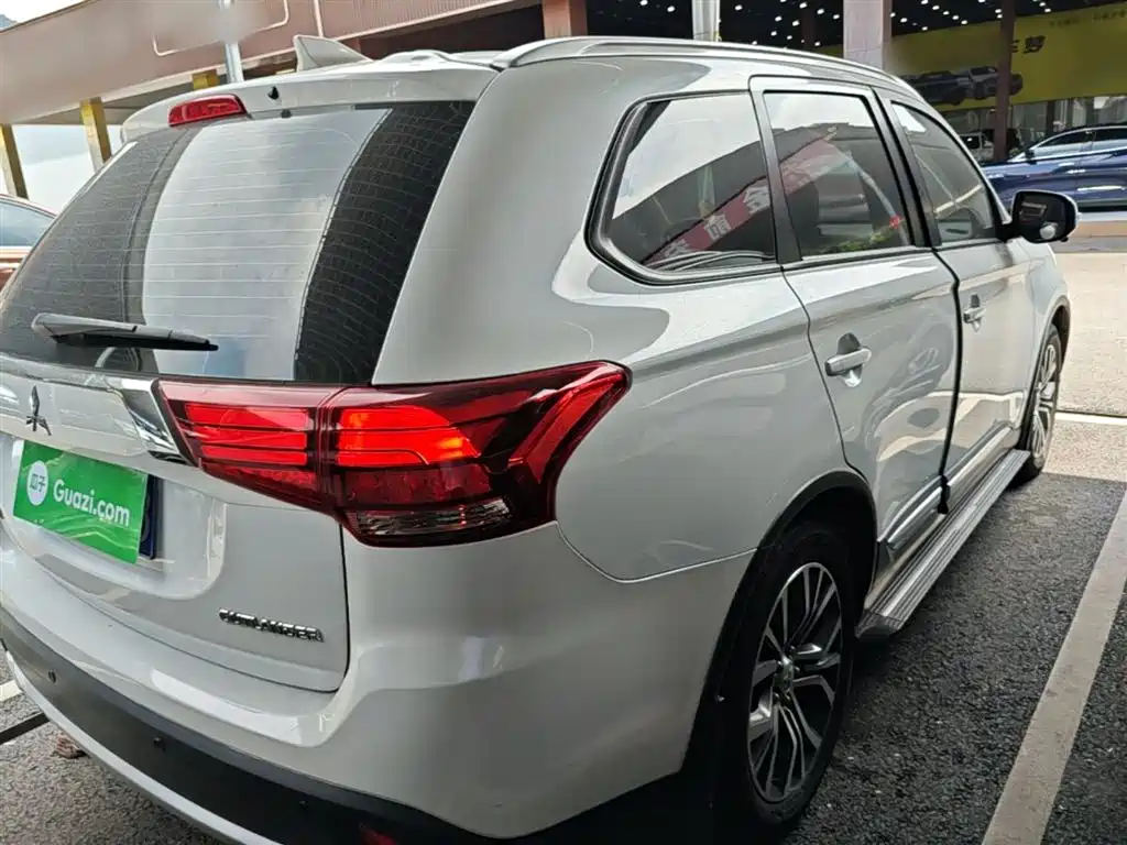 Outlander 2.0 L 2 WD Excellence 7-seat