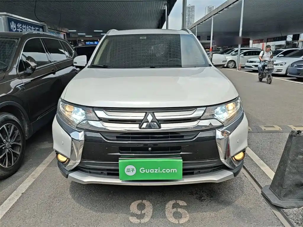 Outlander 2.0 L 2 WD Excellence 7-seat