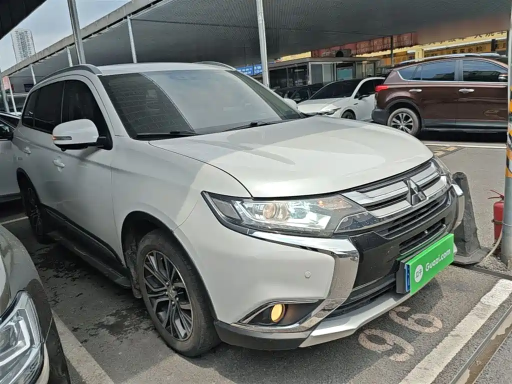 Outlander 2.0 L 2 WD Excellence 7-seat