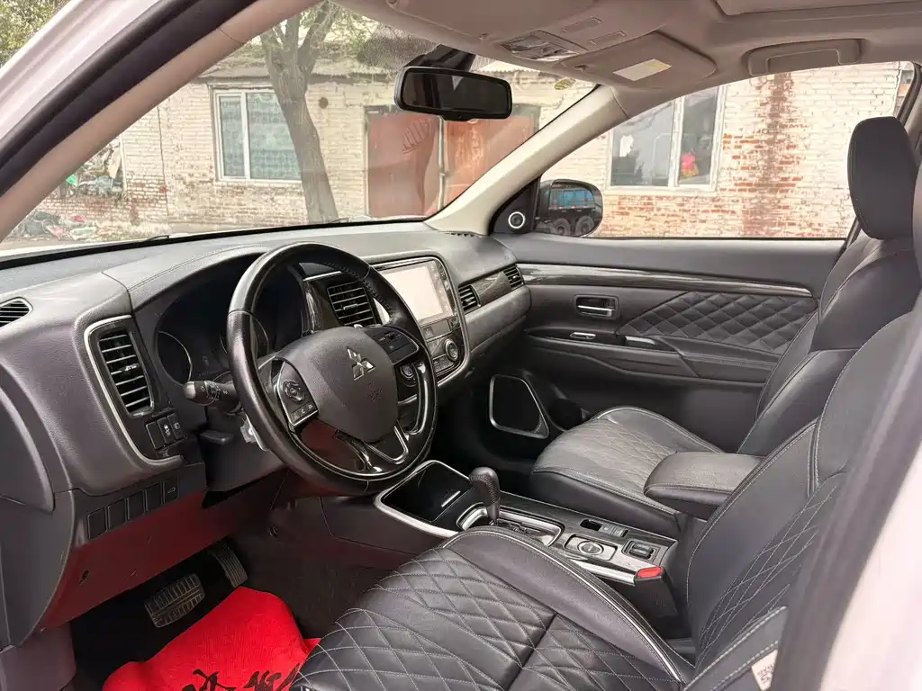 Outlander 2.4 L 4 WD 5-seat