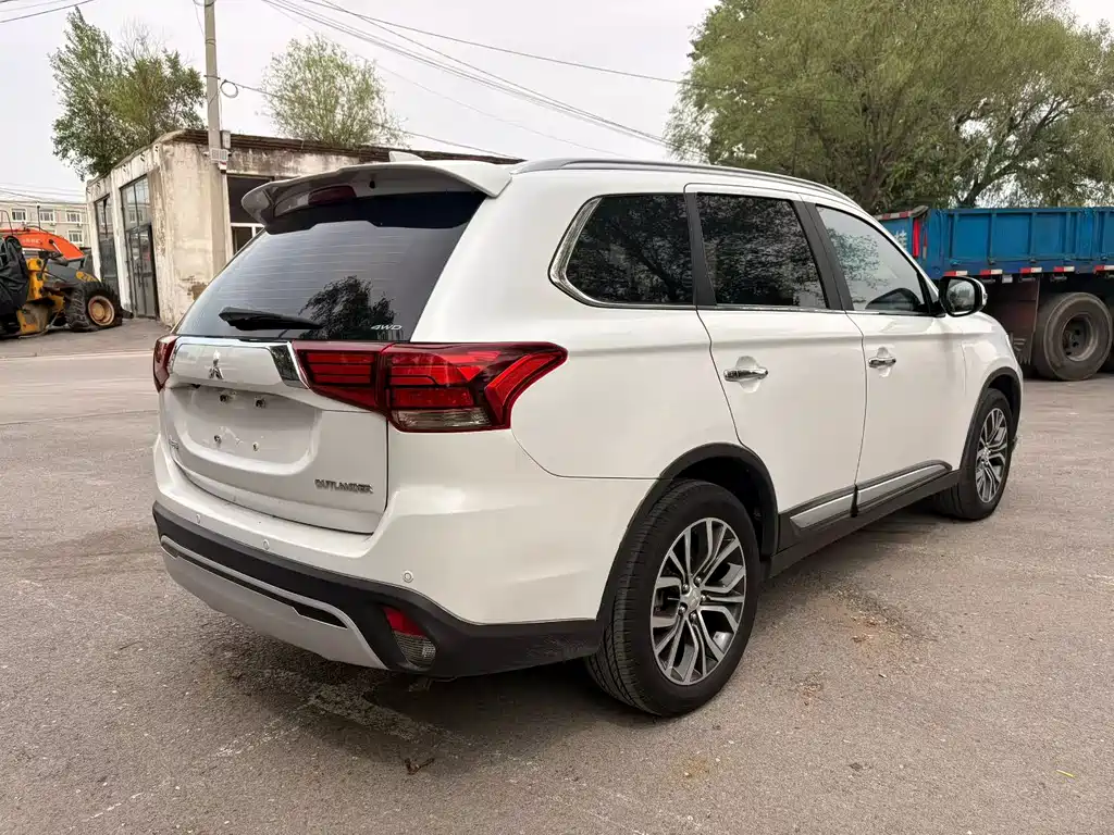 Outlander 2.4 L 4 WD 5-seat
