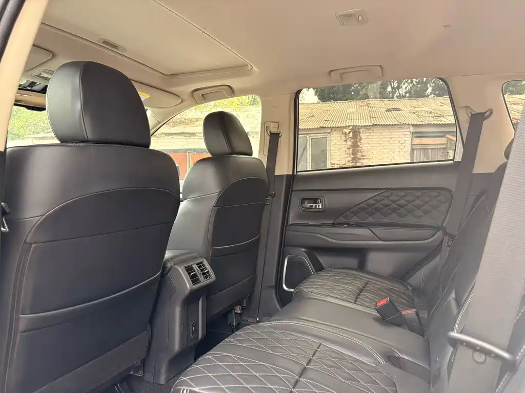 Outlander 2.4 L 4 WD 5-seat