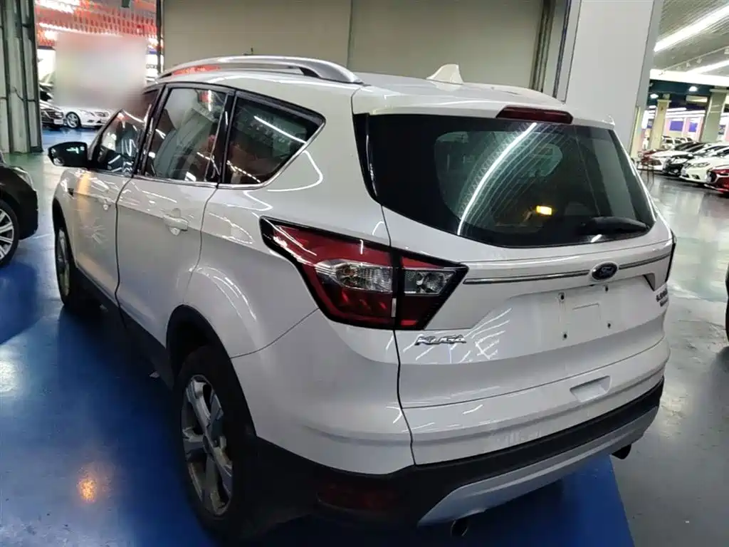 Kuga EcoBoost 180 2 WD Platinum Wing