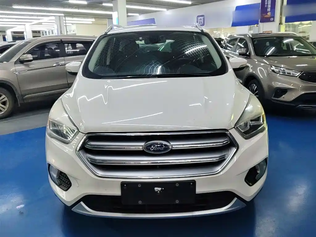Kuga EcoBoost 180 2 WD Platinum Wing