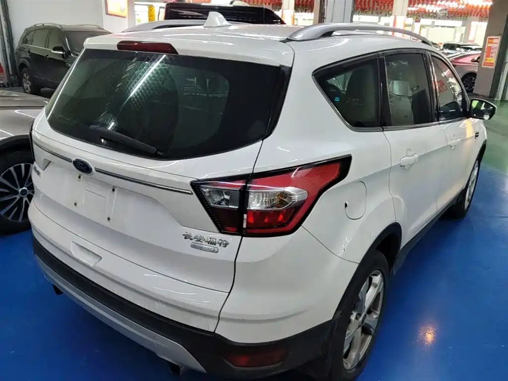 Kuga EcoBoost 180 2 WD Platinum Wing